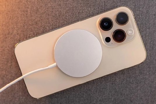 Kiểm tra pin và cắm sạc cho iPhone 14 Pro