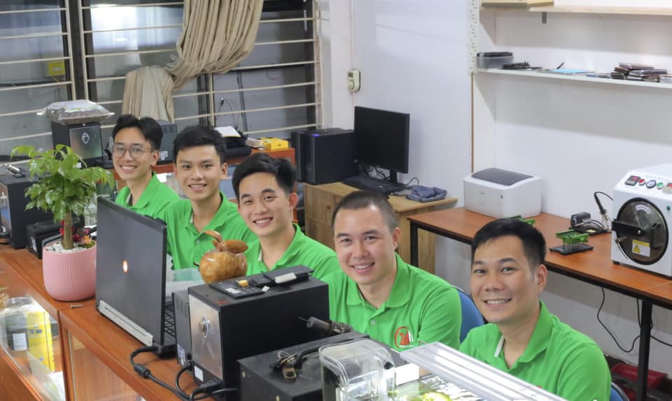 Đội ngũ nhân viên lành nghề và hệ thống máy móc hiện đại tại Điện Thoại 24h